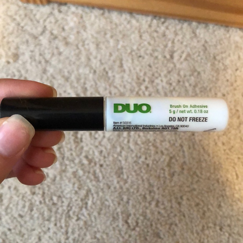 False lash adhesive